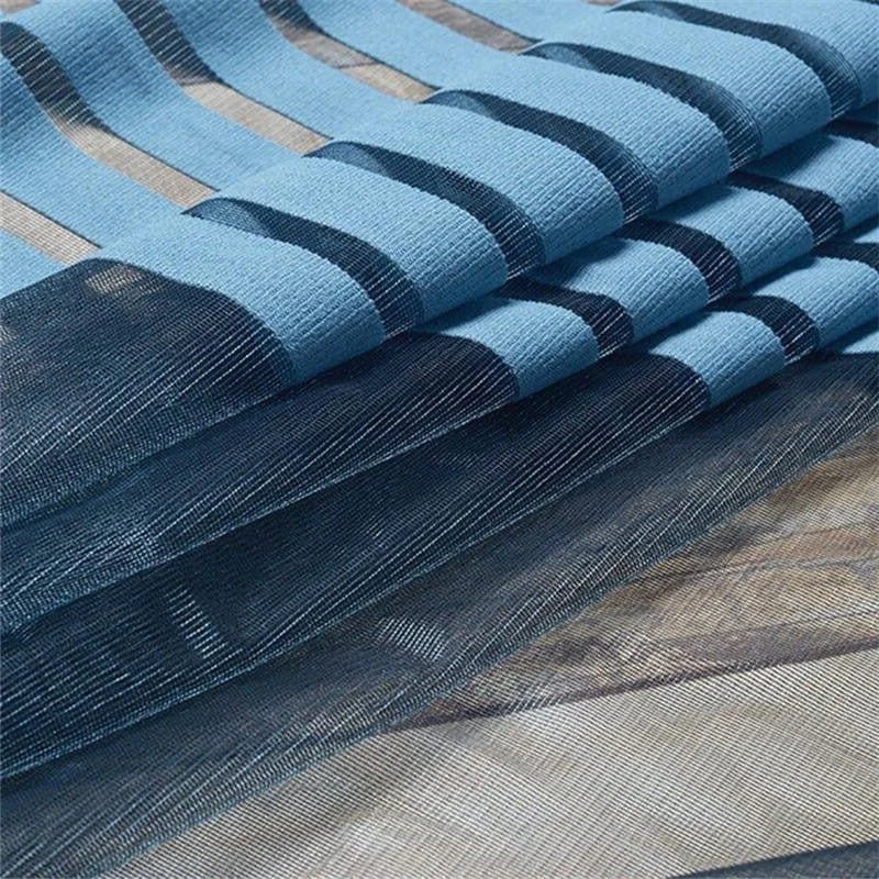 Stores alternés bleu et noir enroulés, idéals pour décoration intérieure, apportent une touche moderne et élégante à votre espace. Solution polyvalente pour gérer la luminosité tout en ajoutant du style à vos fenêtres. Faciles à installer, parfaits pour salon, chambre ou bureau.