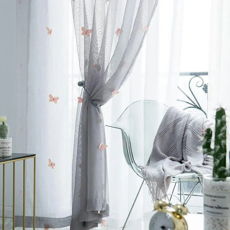 Rideaux élégants avec motifs de papillons roses, ajoutant une touche romantique et moderne à votre décoration intérieure. Ambiance lumineuse, idéale pour une chambre ou un salon. Stylisme frais et contemporain pour embellir vos fenêtres.