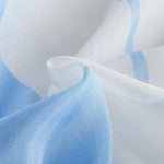 Voile décoratif en teinte bleue et blanche, idéal pour une touche élégante et légère dans la décoration intérieure. Design fluide et moderne, parfait pour embellir les fenêtres ou les espaces de vie avec une ambiance douce et apaisante.