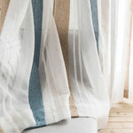 Rideau design moderne avec motifs rayés multicolores, idéal pour la décoration intérieure. Parfait pour habiller vos fenêtres avec élégance et légèreté, tout en permettant une diffusion douce de la lumière naturelle. Convient à toutes les pièces de la maison, offrant une touche de style contemporain.