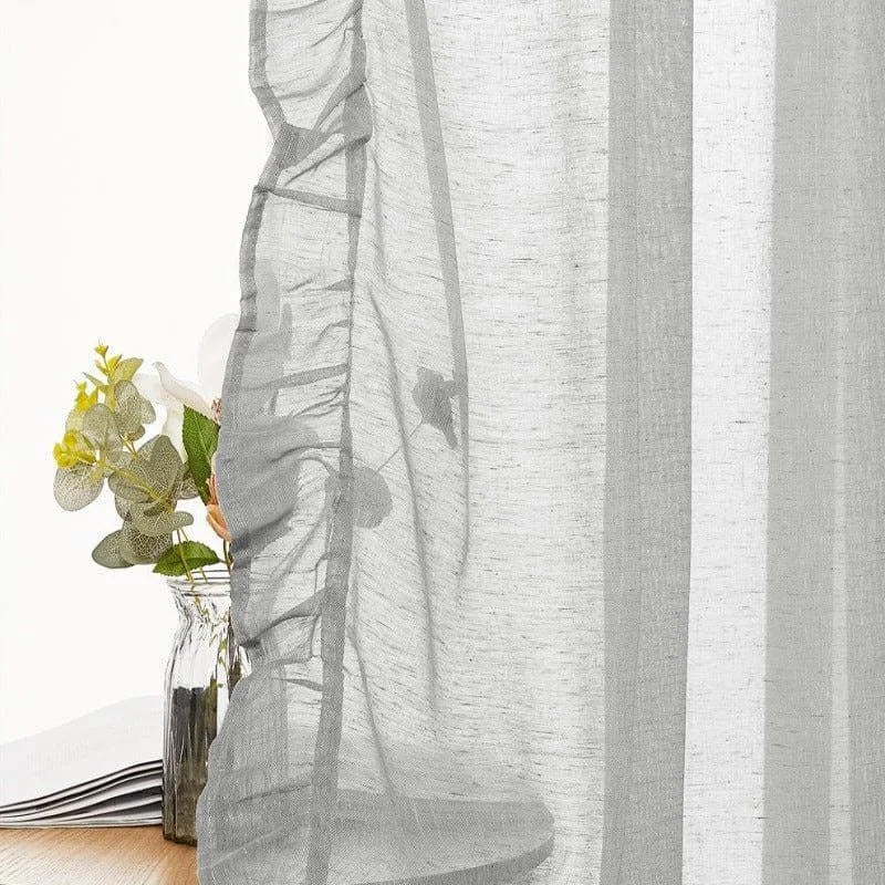 Voilage élégant semi-transparent à rayures, idéal pour apporter une touche de luminosité et de style moderne à votre intérieur. Parfait pour le salon ou la chambre, il ajoute une ambiance douce et chaleureuse à votre espace de vie. Accessoire déco raffiné pour fenêtres.