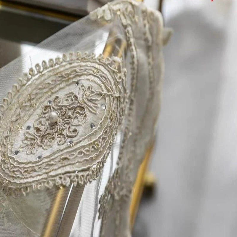 Voile brodé de perles élégantes et motifs floraux, idéal pour les occasions spéciales et les événements de mariage. Ce design raffiné ajoute une touche de sophistication et de charme à votre tenue, rendant chaque moment inoubliable.