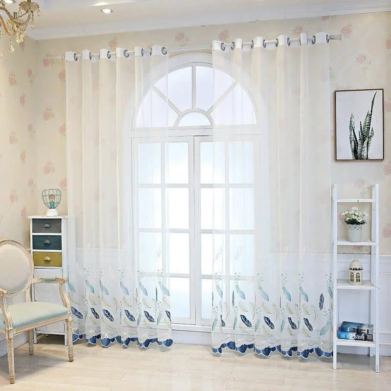 Voilage blanc transparent avec motifs de plumes bleues, idéal pour habiller une fenêtre de style classique. Ce rideau léger apporte une touche élégante et aérée à votre intérieur. Parfait pour les salons ou chambres, il se marie harmonieusement avec divers décors. Installation facile grâce aux œillets intégrés.