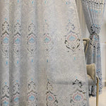 Rideau élégant avec motifs floraux baroques en bleu et rose, idéal pour ajouter une touche raffinée à votre salon ou chambre. Ce rideau au design sophistiqué apporte une ambiance chic et accueillante à votre intérieur, tout en offrant une excellente protection contre la lumière. Parfait pour un intérieur moderne ou classique, ce rideau décoratif saura rehausser la décoration de votre espace de vie avec style.