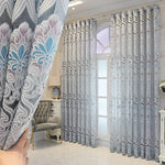 Rideaux élégants avec motifs floraux bleus et gris pour salon moderne. Accessoire décoratif idéal pour habiller les fenêtres, apportant une touche de sophistication à votre intérieur. Installation facile grâce au système d'attache pratique, parfaite pour ajouter du style à toute pièce. Design raffiné assurant intimité et lumière douce.
