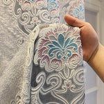 Grande tenture murale avec motifs floraux élégants et ornements en relief dans des tons doux de bleu et rose. Parfait pour ajouter une touche d'élégance et de sophistication à votre intérieur. Idéal pour salon, chambre ou bureau. Transformation instantanée de votre espace avec un style raffiné.