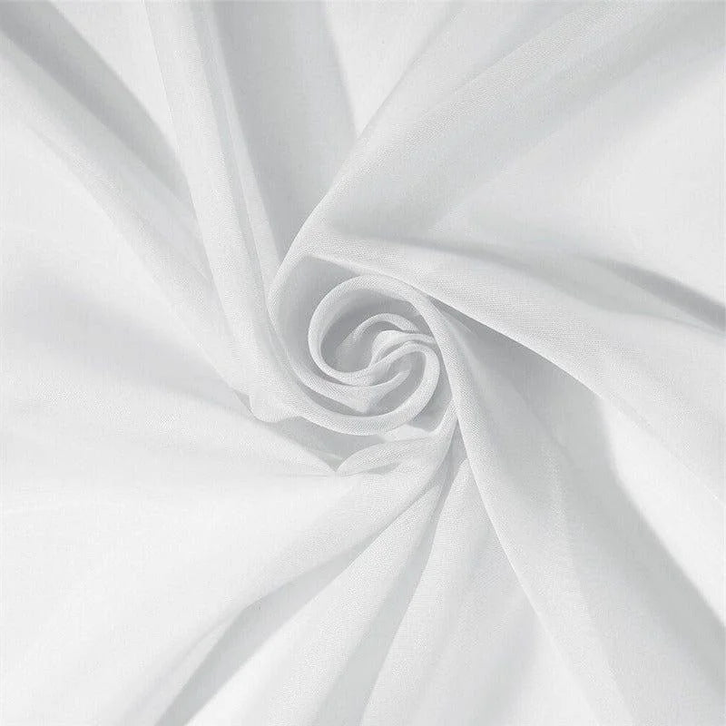Texte alternatif: Tissu léger blanc enroulé, idéal pour la confection de vêtements élégants et délicats. Parfait pour créer des drapés fluides et des tenues sophistiquées.