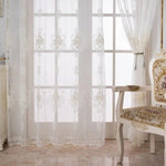 Voilage délicat pour salon aux motifs élégants, idéal pour filtrer la lumière tout en préservant l'intimité. Parfait pour ajouter une touche de sophistication à votre décoration intérieure.