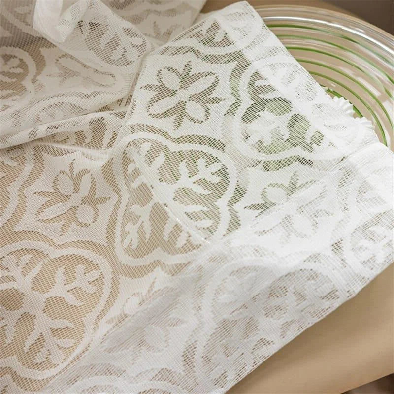 Voilage décoratif blanc avec motifs floraux intemporels, idéal pour ajouter une touche d'élégance et de raffinement à votre intérieur. Ce rideau lumineux est parfait pour sublimer vos fenêtres et créer une ambiance douce et apaisante dans votre salon ou chambre. Adapté aux différents styles de décoration, il contribue à une atmosphère chaleureuse et accueillante.