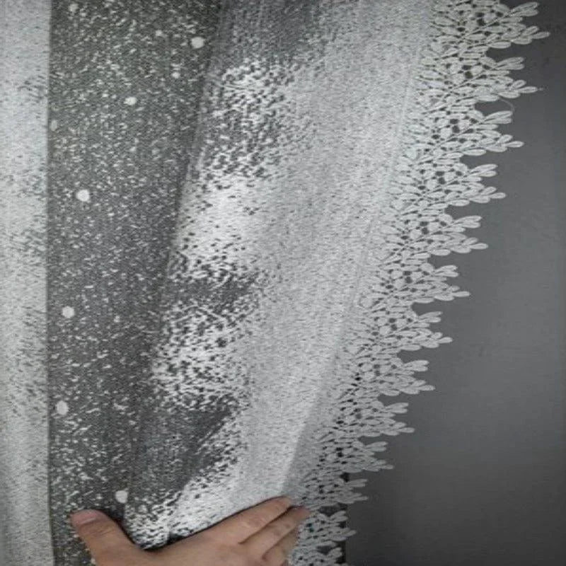 Rideau élégant gris avec motifs délicats et bordure florale, idéal pour ajouter une touche sophistiquée à votre intérieur. Parfait pour les salons modernes ou les chambres à coucher apaisantes. Ajoute une ambiance intimiste tout en assurant une belle esthétique.
