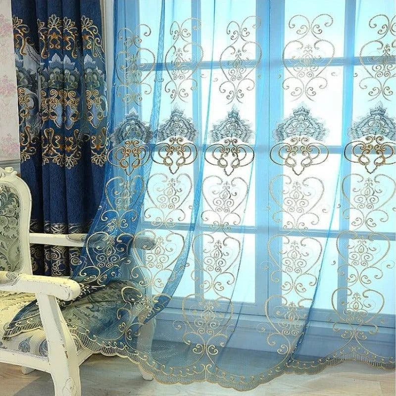 Rideaux élégants avec motifs dorés, ambiance raffinée pour votre salon ou chambre. Découvrez un décor luxueux avec ces voilages transparents bleus qui laissent passer la lumière tout en préservant votre intimité. Parfaits pour une décoration intérieure moderne et sophistiquée.
