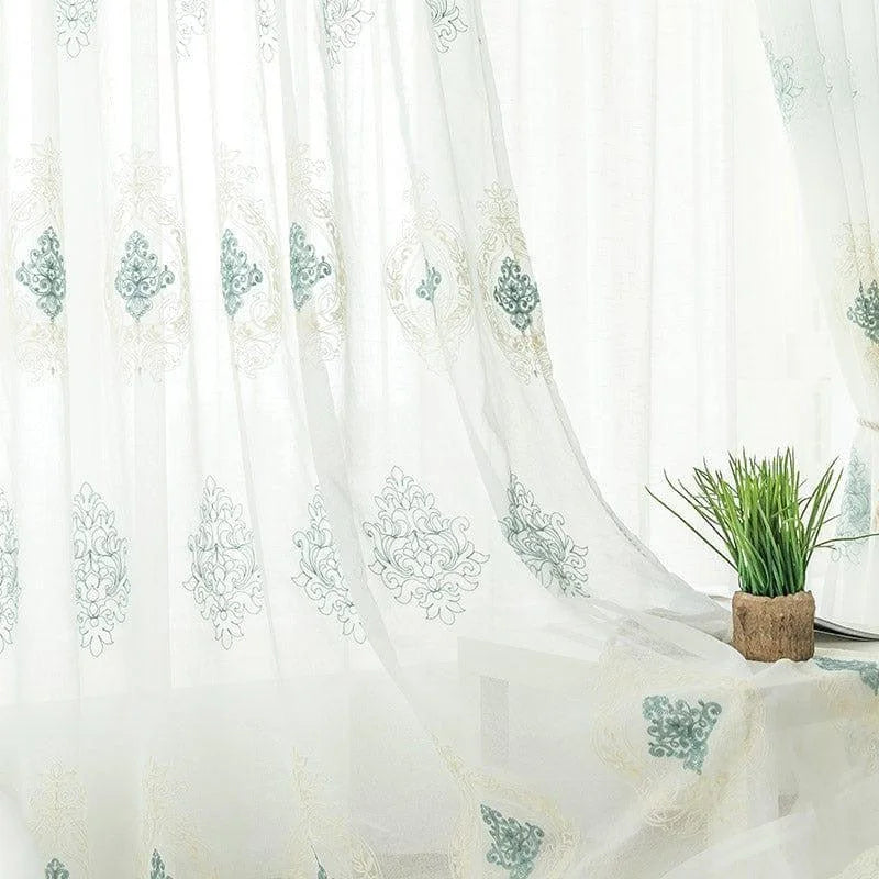Voilage élégant pour salon avec motif imprimé floral, ajoutant une touche de fraîcheur et de sophistication à votre intérieur. Idéal pour tamiser la lumière tout en préservant l'intimité. Décoration parfaite pour une ambiance lumineuse et accueillante.