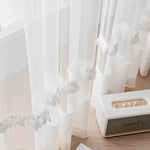 Rideaux blancs élégants décorés de motifs floraux, parfaits pour apporter une touche chic et lumineuse à votre salon ou chambre à coucher. Ces voilages raffinés filtrent la lumière tout en ajoutant du charme à votre intérieur moderne. Idéal pour créer une ambiance douce et accueillante.
