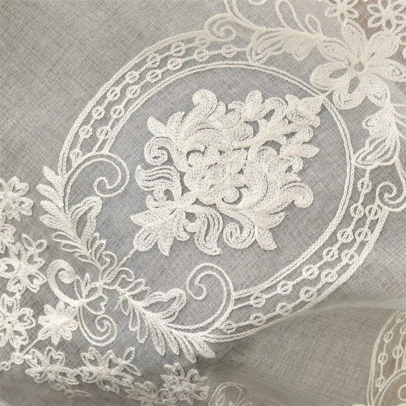 Broderie délicate en motifs floraux, idéale pour la décoration intérieure raffinée. Design élégant avec des détails complexes, parfait pour personnaliser votre espace. Effet visuel sophistiqué pour une ambiance chic et harmonieuse.