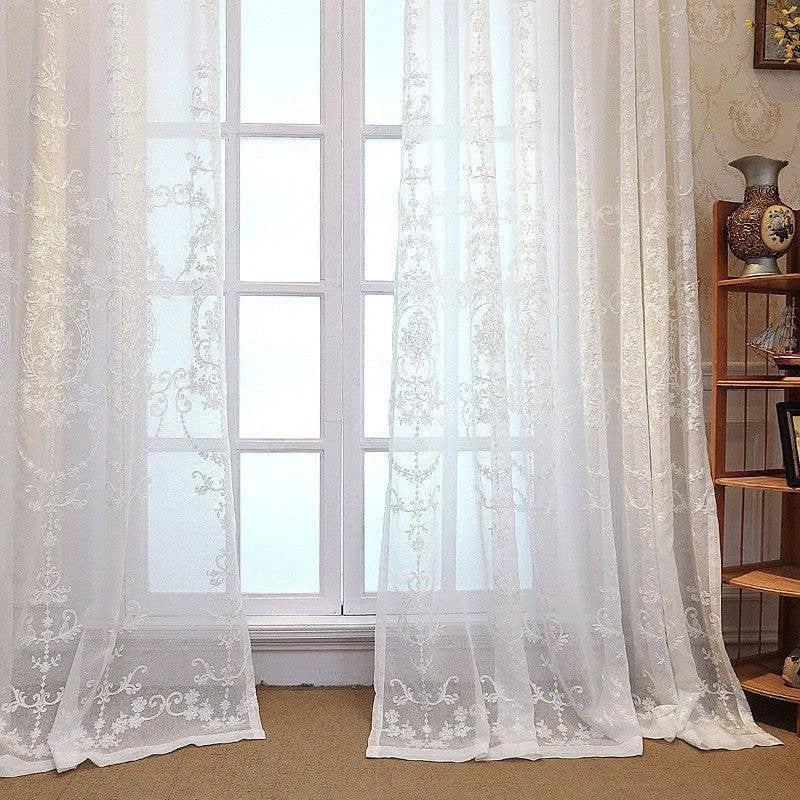 Voilages élégants et translucides pour fenêtres, idéals pour ajouter une touche de sophistication à votre salon. Motifs délicats s'harmonisant avec divers styles de décoration intérieure, permettant à la lumière naturelle de filtrer doucement pour une ambiance lumineuse et accueillante. Parfaits pour embellir n'importe quel espace de vie.