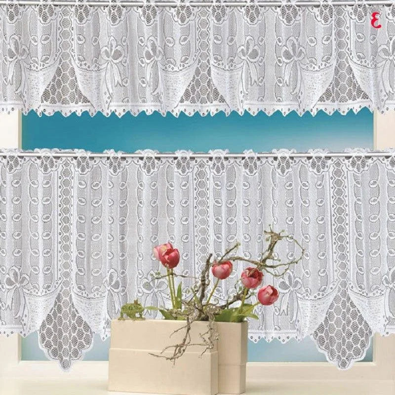 Rideaux décoratifs blancs, design élégant avec des motifs floraux, idéals pour habiller les fenêtres de la cuisine ou du salon. Effet raffiné et lumineux pour sublimer votre intérieur.