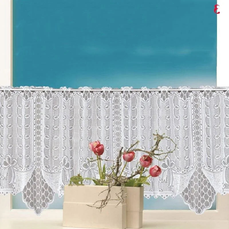Élégant rideau blanc transparent avec motifs décoratifs, parfait pour apporter une touche de charme et de luminosité à votre intérieur. Ce voilage s'adapte idéalement aux fenêtres de cuisine ou de salle à manger, ajoutant une note raffinée à vos espaces de vie.