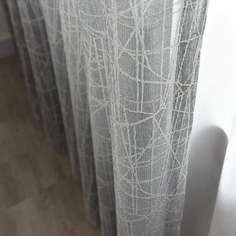 Voilage moderne avec motifs géométriques élégants, idéal pour ajouter une touche de sophistication à votre intérieur. Parfait pour harmoniser avec votre décoration tout en laissant passer la lumière naturelle. Facile d'entretien, ce rideau est une solution esthétique pour habiller vos fenêtres avec style.
