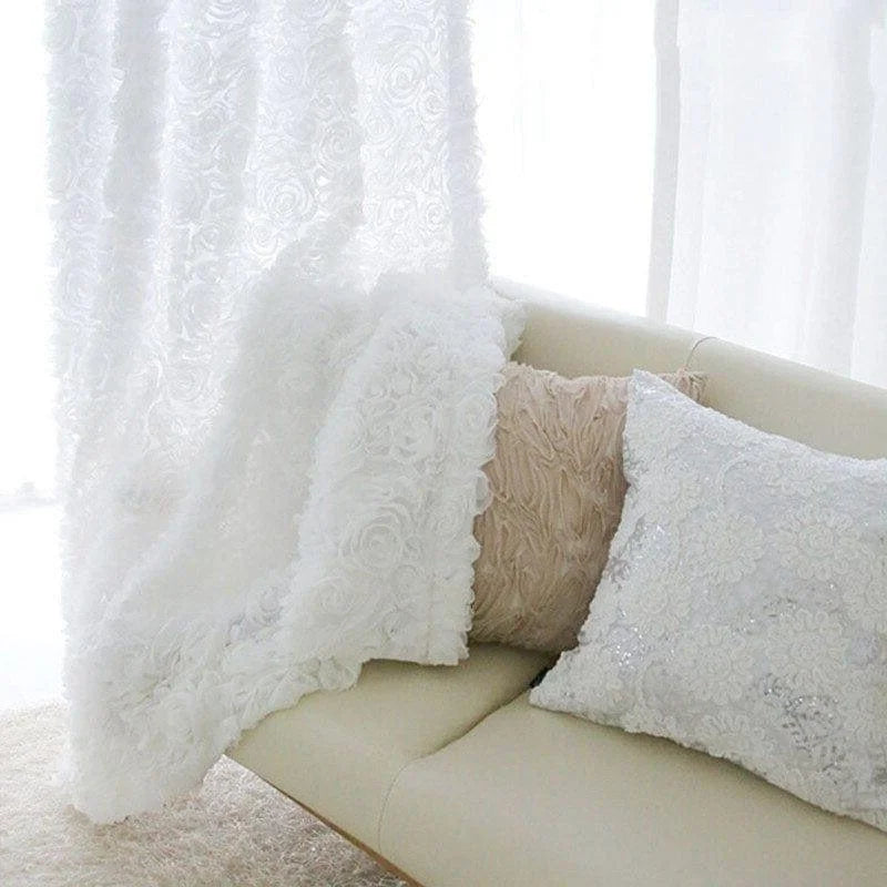 Plaid décoratif blanc et élégant drapé sur un canapé crème, accompagné de coussins texturés, créant une ambiance confortable et raffinée pour votre intérieur. Idéal pour ajouter une touche de sophistication à votre salon ou chambre.