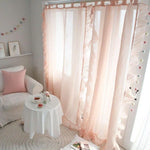 Rideaux roses élégants pour chambre ou salon, apportant une touche douce et romantique à votre décoration intérieure. Ces rideaux à volants créent une ambiance chaleureuse et lumineuse, parfaits pour une pièce cosy. Accessoire idéal pour personnaliser votre espace de manière raffinée et tendance.