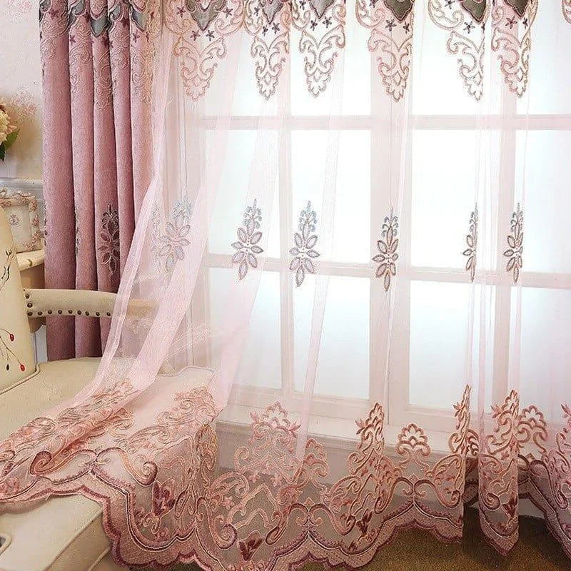 Voilage décoratif élégant avec broderies florales opaques, parfait pour ajouter une touche de sophistication et de romantisme à votre intérieur. Rideau transparent laissant passer la lumière tout en préservant l'intimité. Idéal pour le salon ou la chambre à coucher, s'harmonise facilement avec divers styles de décoration.