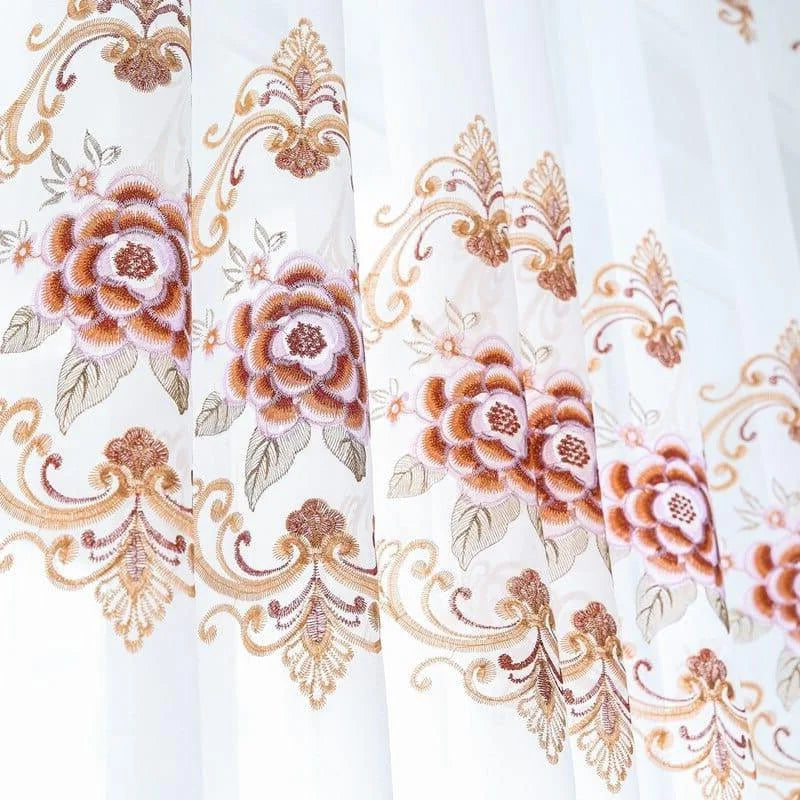 Rideau blanc avec broderie florale élégante, motif de fleurs et arabesques, idéal pour la décoration d'intérieur, ajoutant une touche sophistiquée et romantique à votre pièce. Design raffiné et délicat, parfait pour un salon ou une chambre.