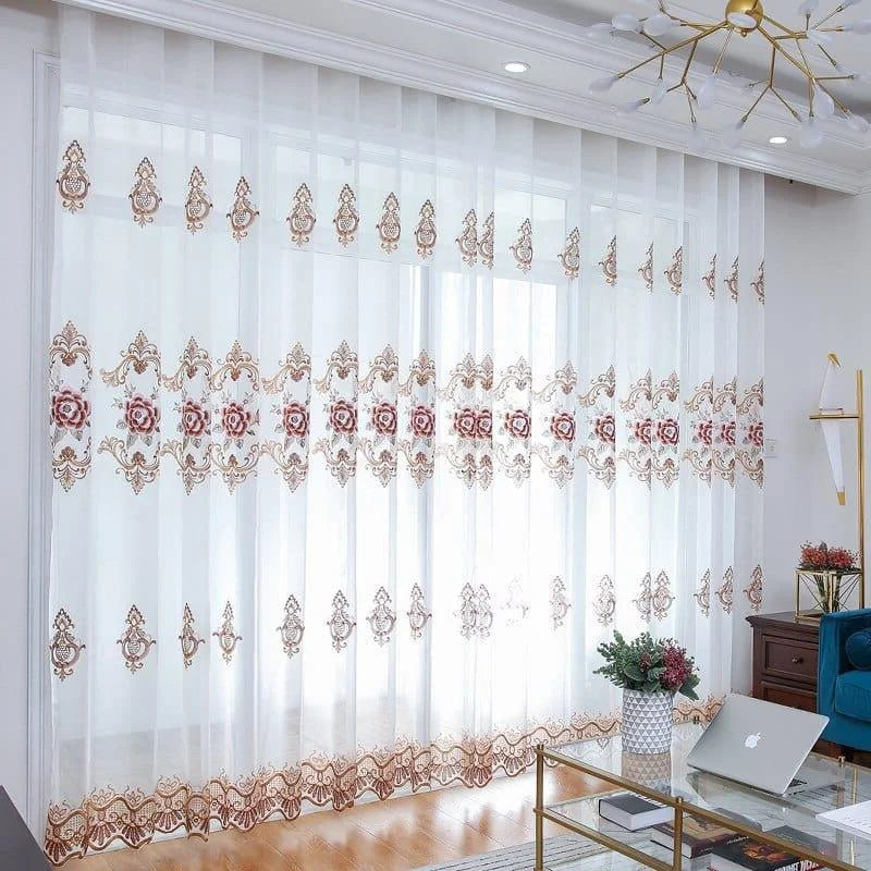 Rideaux élégants avec motifs décoratifs pour salon moderne, laissant passer la lumière naturelle tout en offrant une touche d'élégance et de style. Idéal pour embellir votre espace de vie avec raffinement et sophistication.