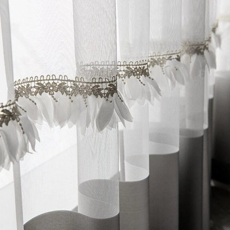 Rideaux élégants avec décoration florale, parfaits pour ajouter une touche raffinée à votre intérieur. Idéal pour le salon ou la chambre, ces rideaux ornés sublimeront votre espace en filtrant subtilement la lumière. Style chic et design moderne pour une ambiance douce et accueillante.