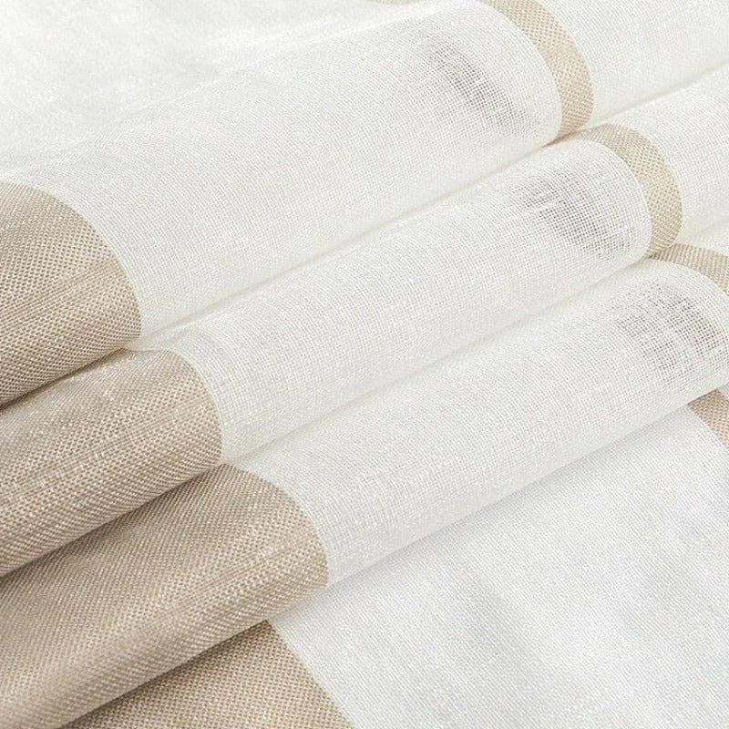 Voilage élégant blanc et beige pour rideaux modernes, parfait pour une décoration intérieure raffinée. Ce tissu léger et aéré s'intègre harmonieusement dans tous les espaces de vie, ajoutant une touche de sophistication et de luminosité. Idéal pour créer une atmosphère chaleureuse et accueillante, ce voilage est un choix incontournable pour embellir vos fenêtres.
