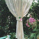 Rideau décoratif élégant pour extérieur, idéal pour une ambiance romantique dans le jardin. Parfait pour les mariages et événements en plein air, avec des fleurs ornées pour une touche raffinée. Créez un espace enchanteur et chaleureux en harmonie avec la nature.