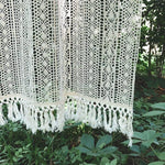 Cantonnière élégante avec motifs floraux en dentelle et frange décorative, idéale pour apporter une touche bohème à votre intérieur. Parfaite pour habiller une fenêtre ou comme décoration murale, cette pièce chic et raffinée sublime votre espace de vie.