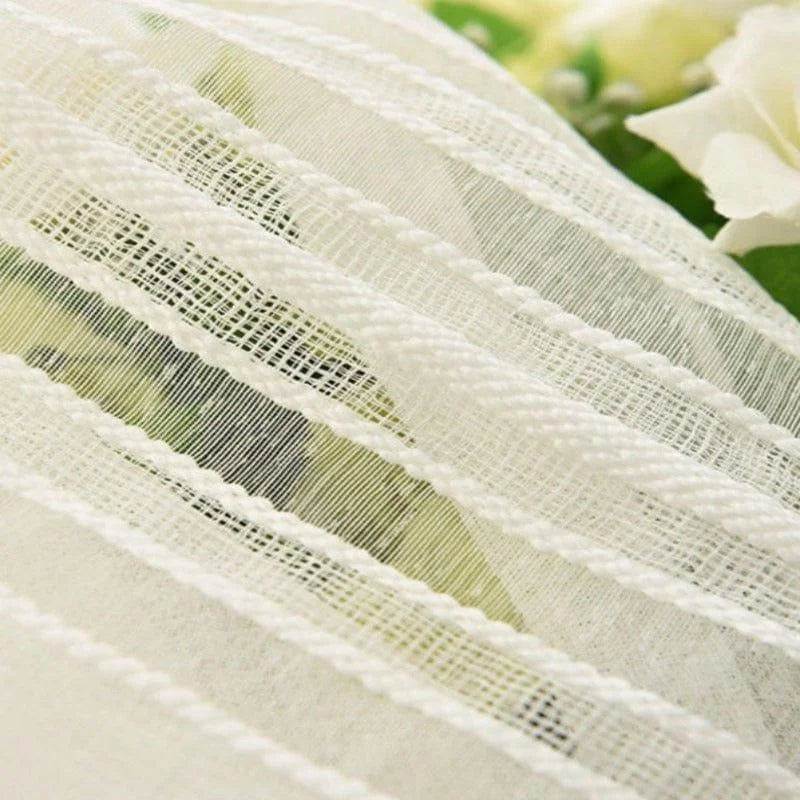 Voilage blanc élégant avec motifs en bandes pour décoration intérieure. Idéal pour ajouter une touche de légèreté et de sophistication à vos fenêtres. Accessoire incontournable pour créer une ambiance lumineuse et moderne dans le salon ou la chambre.