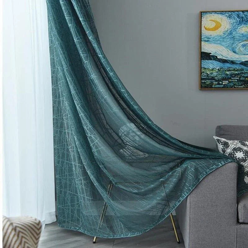 Voilage élégant bleu avec motifs géométriques pour salon moderne, ajout de décoration raffinée, idéal pour laisser entrer la lumière naturelle tout en préservant l'intimité. Parfait pour un style contemporain et minimaliste. Harmonisation parfaite avec des murs gris et des meubles assortis.