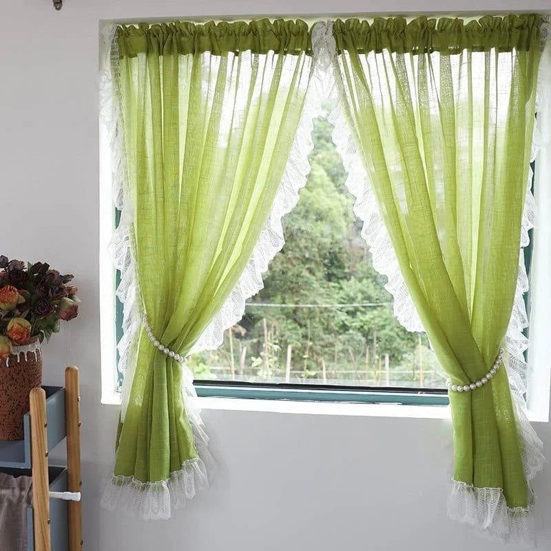 Rideaux élégants vert clair avec bordure en dentelle, parfaits pour ajouter une touche de fraîcheur à votre intérieur. Idéal pour salon ou chambre, ces rideaux permettent de laisser passer la lumière tout en préservant l'intimité. Design raffiné avec attaches perlées, créant une ambiance chic et accueillante.