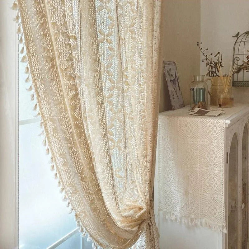 Rideaux élégants au design ajouré avec motifs floraux, apportant une touche de charme vintage à votre intérieur. Idéaux pour un salon ou une chambre, ces rideaux ajoutent une ambiance lumineuse et chaleureuse à votre espace de vie. Parfaits pour ceux qui recherchent à embellir leur décoration avec style et sophistication.