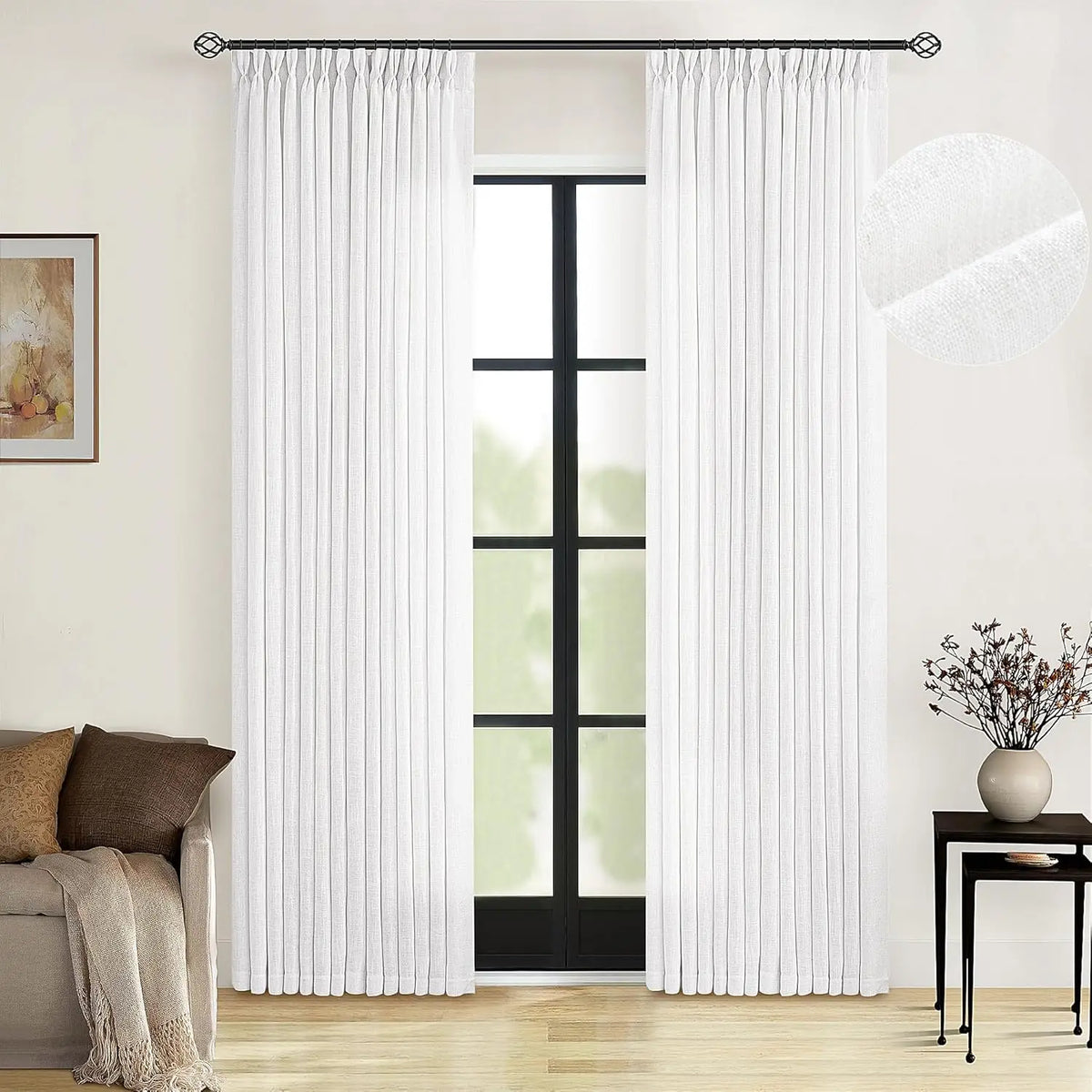 Voilage blanc opaque avec texture légèrement brillante, suspendu dans un salon élégant avec une baie vitrée noire et une décoration minimaliste.