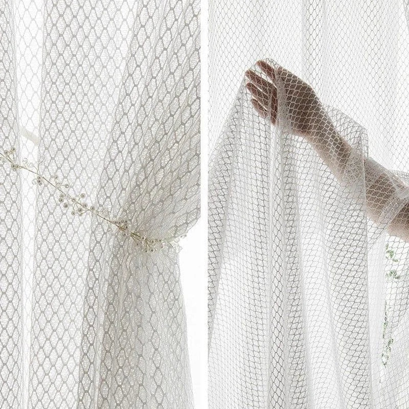 Voilage blanc élégant avec motif géométrique, parfait pour ajouter une touche de sophistication à votre intérieur. Ce rideau laisse passer la lumière tout en offrant une certaine intimité, idéal pour le salon ou la chambre. Design raffiné et facile à intégrer dans diverses décorations.