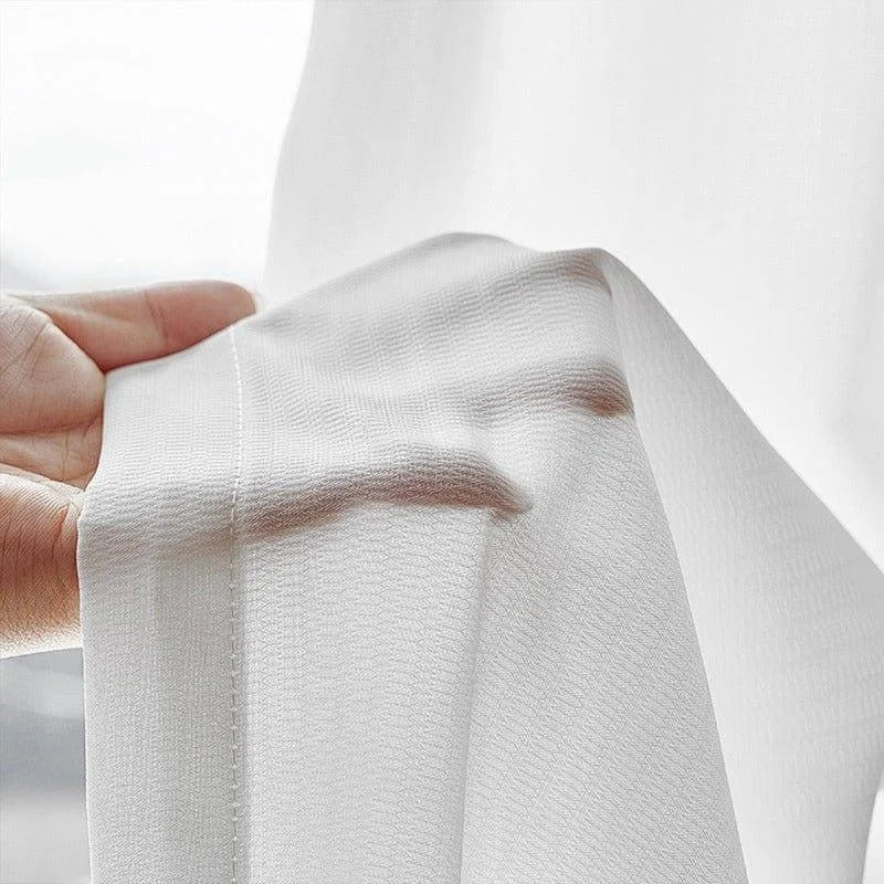 Voilage blanc léger et élégant, parfait pour illuminer votre intérieur. Tissu translucide offrant une ambiance douce et contemporaine. Idéal pour les espaces de vie modernes et épurés.