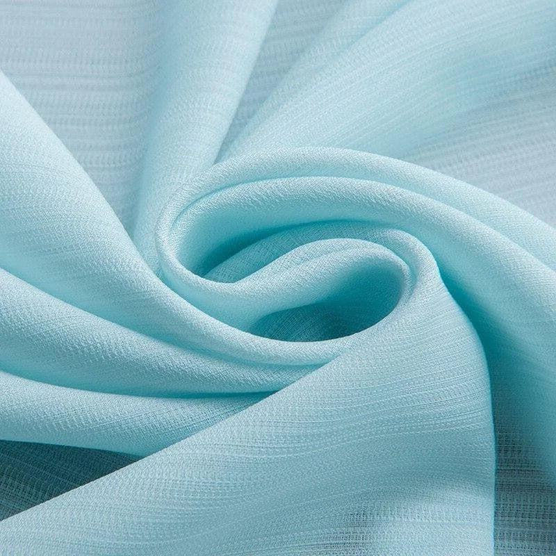 Tissu léger bleu clair, idéal pour la couture de vêtements d'été élégants et confortables. Parfait pour confectionner des robes, chemisiers et accessoires de mode raffinés.
