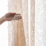 Voilage élégant avec motifs floraux décoratifs, idéal pour décoration d'intérieur. Concevez une atmosphère lumineuse et intime avec ces rideaux translucides à motif artistique. Parfait pour le salon ou la chambre à coucher. Ajustement facile aux tringles standard. Illuminez votre espace tout en préservant votre intimité avec style.
