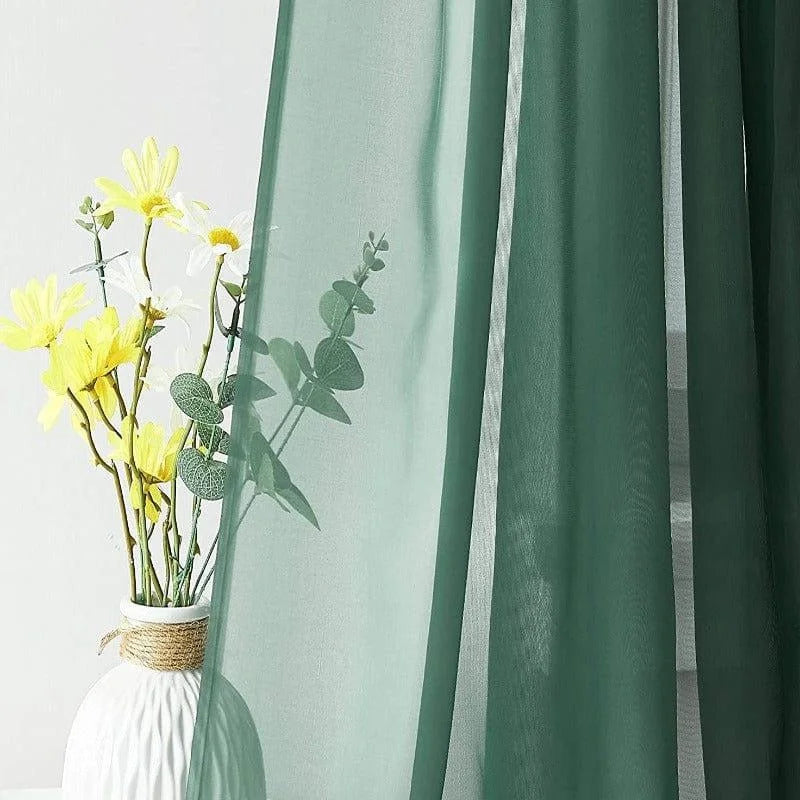 Rideaux verts élégants, ajout raffiné pour décorer votre intérieur. Apportent une touche de couleur verte naturelle à votre espace de vie. Idéal pour filtrer la lumière douce dans le salon ou la chambre. Complément parfait pour une décoration intérieure harmonieuse et tendance.