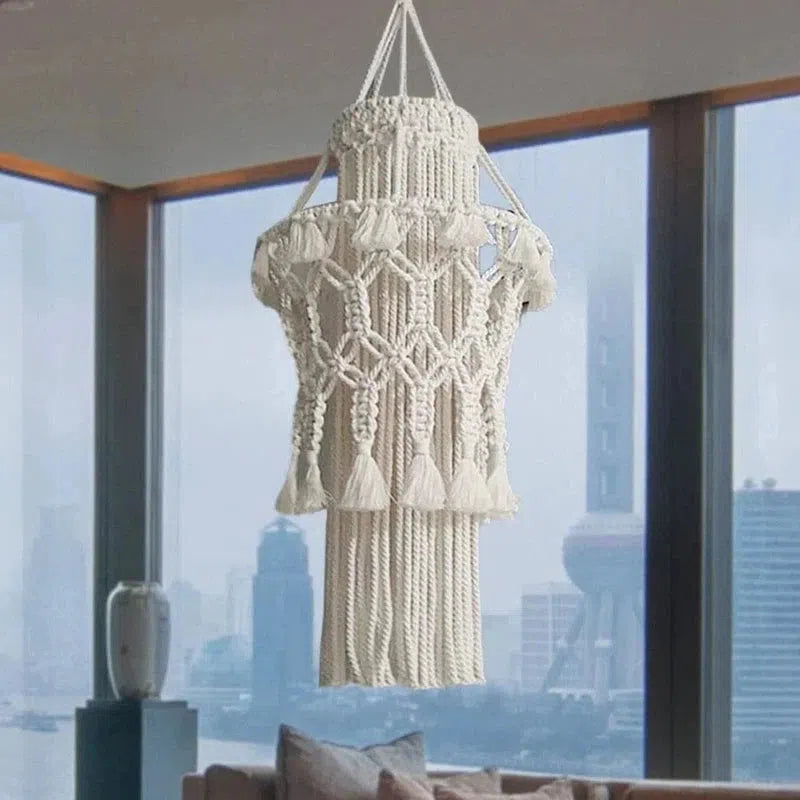 Suspension bohème chic pour intérieur moderne, cette lampe en macramé ajoute une touche élégante et artisanale à votre décoration d'intérieur. Idéale pour créer une ambiance chaleureuse dans le salon, salle à manger ou chambre à coucher. Accessoire de décoration tendance avec un design unique et sophistiqué.