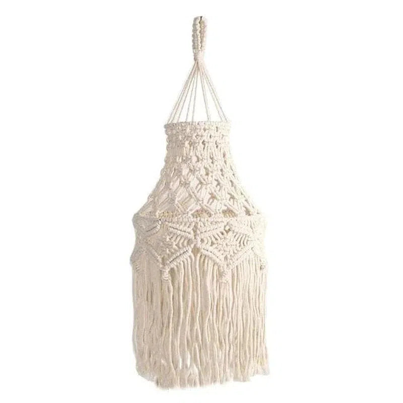 Suspension bohème en macramé, idéale pour une décoration intérieure naturelle et artisanale. Design élégant avec franges détaillées, parfait pour apporter une touche artistique et chaleureuse à votre espace de vie. Convient aux salons, chambres et espaces détente.