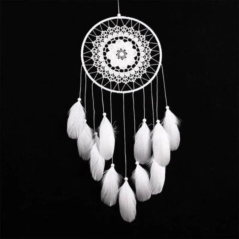 Attrape-rêves décoratif blanc, idéal pour la décoration intérieure, capturant les rêves positifs, ajoutant une touche bohème et élégante à votre espace de vie. Accessoire parfait pour une chambre à coucher ou un salon, apportant une ambiance apaisante et esthétique.