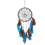 Attrape-rêves décoratif avec plumes colorées bleues et marron, idéal pour apporter une touche bohème et apaisante à votre intérieur. Élément central orné d'un motif animalier, parfait pour suspendre dans une chambre pour de doux rêves et une ambiance relaxante. Accessoire tendance pour une décoration intérieure unique et personnalisée.