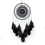 Attrape-rêves élégant et moderne avec des plumes noires, idéal pour la décoration intérieure. Accessoire parfait pour ajouter une touche bohème à votre chambre à coucher ou salon. Convient pour apaiser et embellir les espaces de vie, tout en apportant une ambiance spirituelle apaisante.
