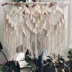 Décoration murale en macramé avec franges et motifs géométriques, parfaite pour ajouter une touche bohème à votre intérieur. Idéale pour le salon, la chambre ou toute pièce où vous souhaitez créer une ambiance chaleureuse et artistique. Élément de design fait main, suspendu sur une branche naturelle pour un effet artisanal unique. Accessoire d'intérieur tendance pour embellir votre espace de vie avec élégance.