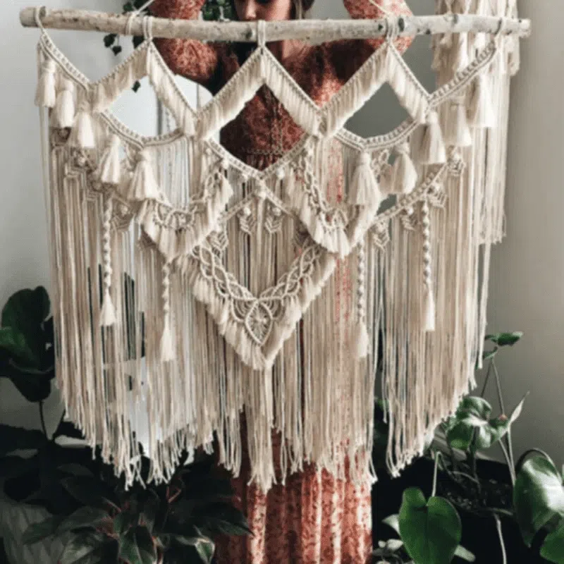 Décoration murale bohème chic avec un grand macramé suspendu, ajoutant une touche artisanale et élégante à votre intérieur. Idéal pour embellir un salon ou une chambre, créant une atmosphère chaleureuse et accueillante. Parfait pour les amateurs de décoration naturelle et tendance.