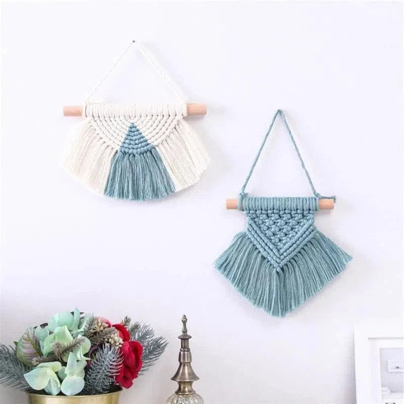 Décoration murale bohème avec deux tentures macramé bleu et blanc, idéale pour un intérieur moderne et élégant. Parfait pour ajouter une touche artisanale et tendance à votre salon ou chambre. Plantes décoratives en arrière-plan, créant une ambiance naturelle et apaisante. Accessoires muraux personnalisables, parfaits pour un cadeau original et créatif.