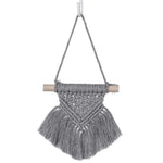 Décoration murale en macramé gris, idéale pour un intérieur bohème. Ce design artisanal apporte une touche d'élégance et de modernité à votre décoration. Parfait pour le salon, la chambre ou un espace de travail, cet accessoire suspendu rehausse l'ambiance avec son style unique et chic. Optimisé pour une décoration personnalisée, ce macramé est un choix raffiné pour embellir vos murs.